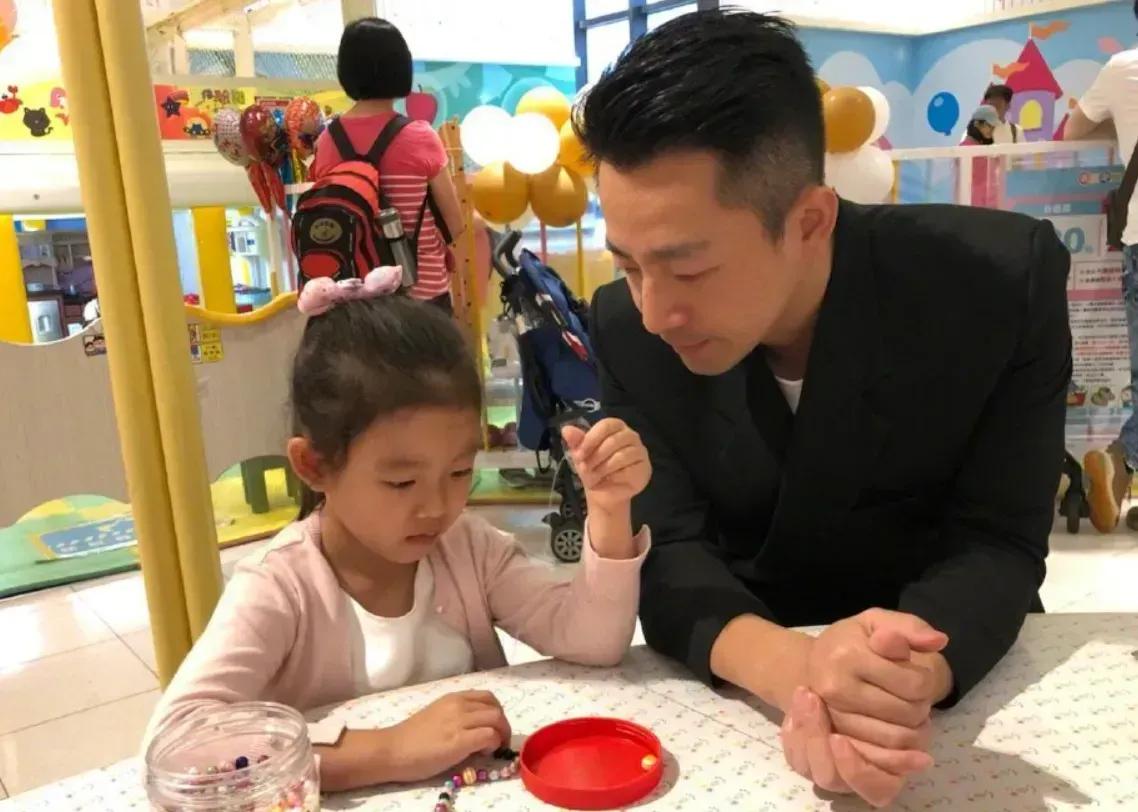 “曲终人散”的人生：大S一家忙着晒幸福，汪小菲满脸憔悴又孤单