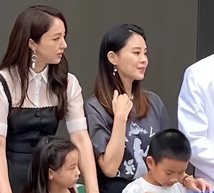 董洁、董璇、关悦跟谭卓带娃现身活动，离开滤镜的容貌太真实了