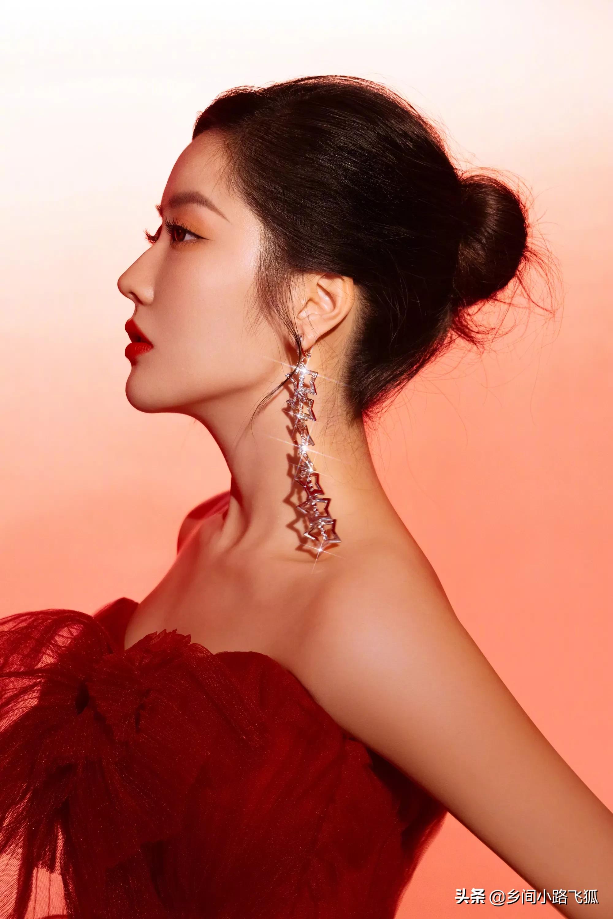 王艺瑾写真大片释出,能量爆满开启新征程,红红火火氛围感拿捏