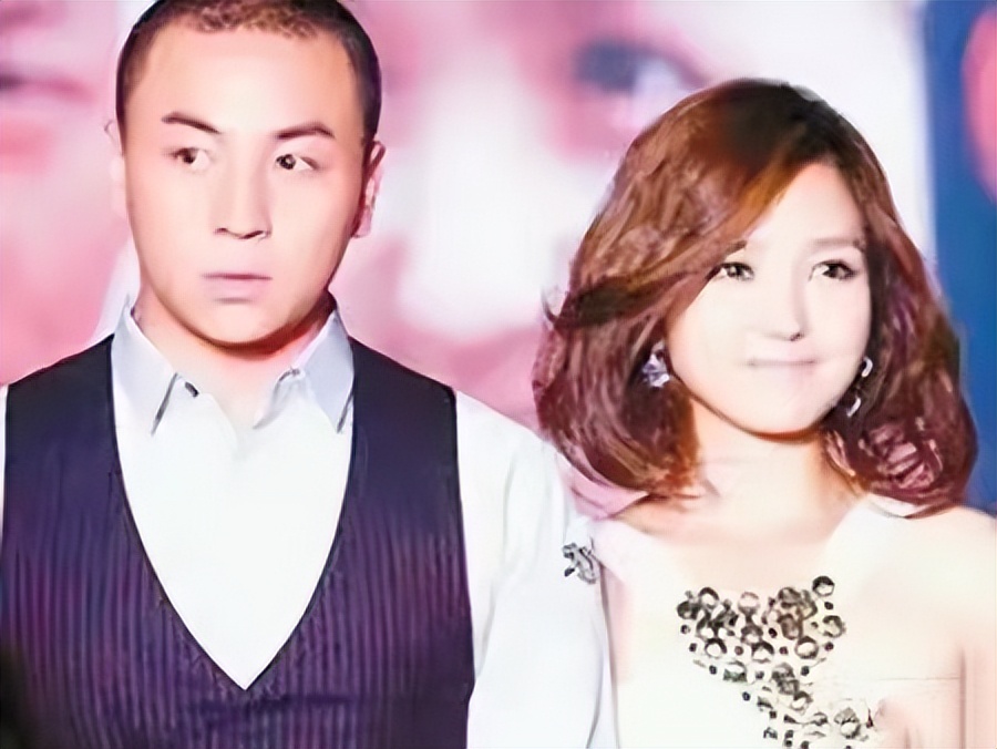 曝释小龙已结婚生子,女儿被保姆紧抱手中,妻子随行身材凹凸有致