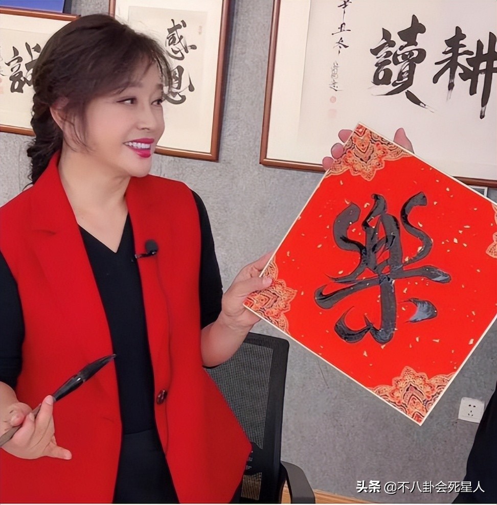 直播4小时1400万、一幅字4.5万，过气明星花样捞金，个个能赚