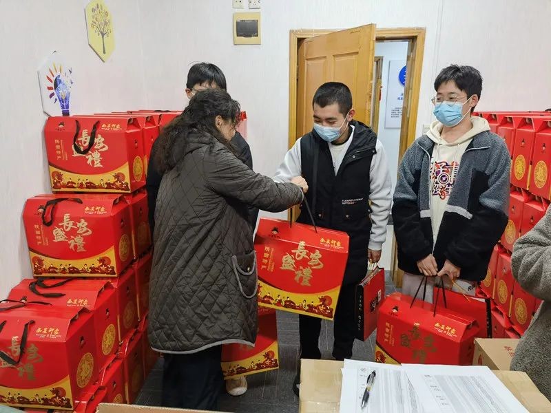 发放“年货礼包”，党委书记、校长来送！西安交大3.4万余名学生离校回家！