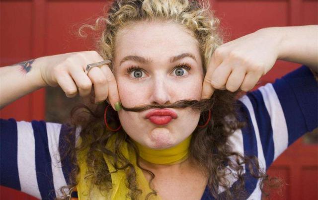 为何有的女性长“小胡子”？别着急刮，可能和这些“病因”有关