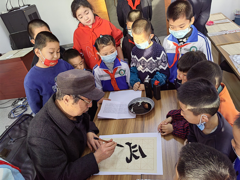新疆兵团四师：“青年之家·红领巾学堂”开课啦！