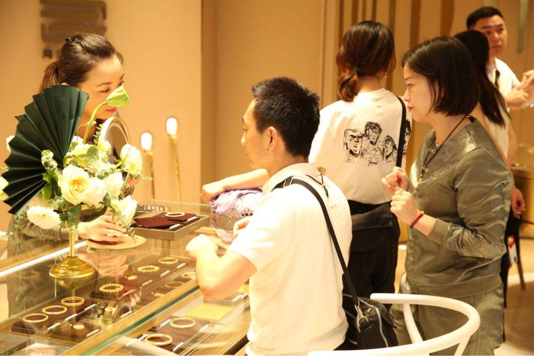 全球十大奢侈品企業排行，中企周大福擠進前十，半年入賬360億