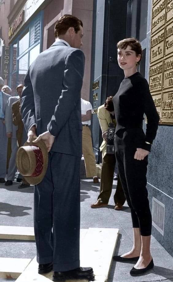 年轻时美貌惊人，晚年干瘦满脸皱纹依然优雅，赫本才是永远的女神