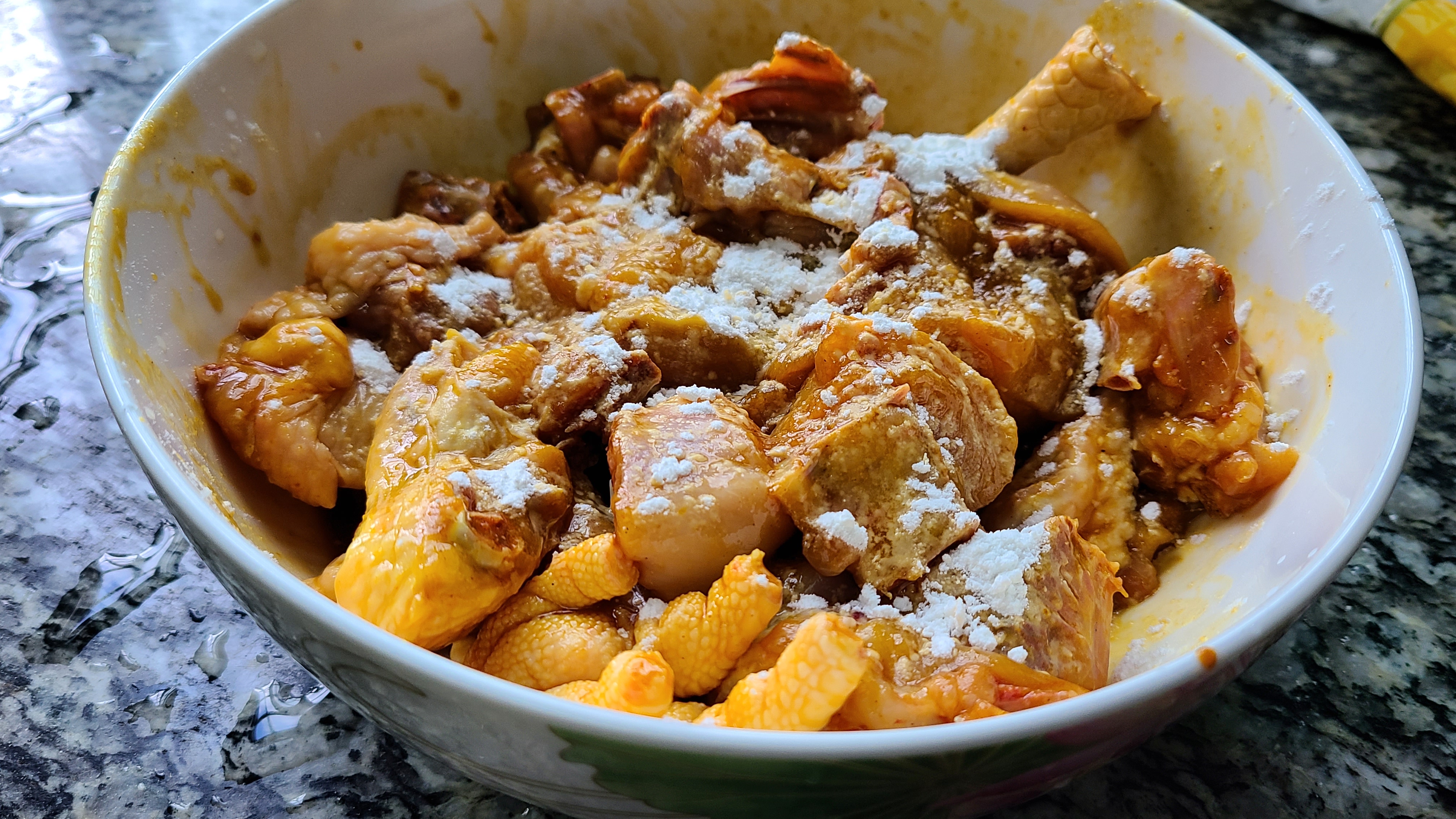 盐焗鸡煲，这一道家常菜在广东出了名，好吃味美又简单