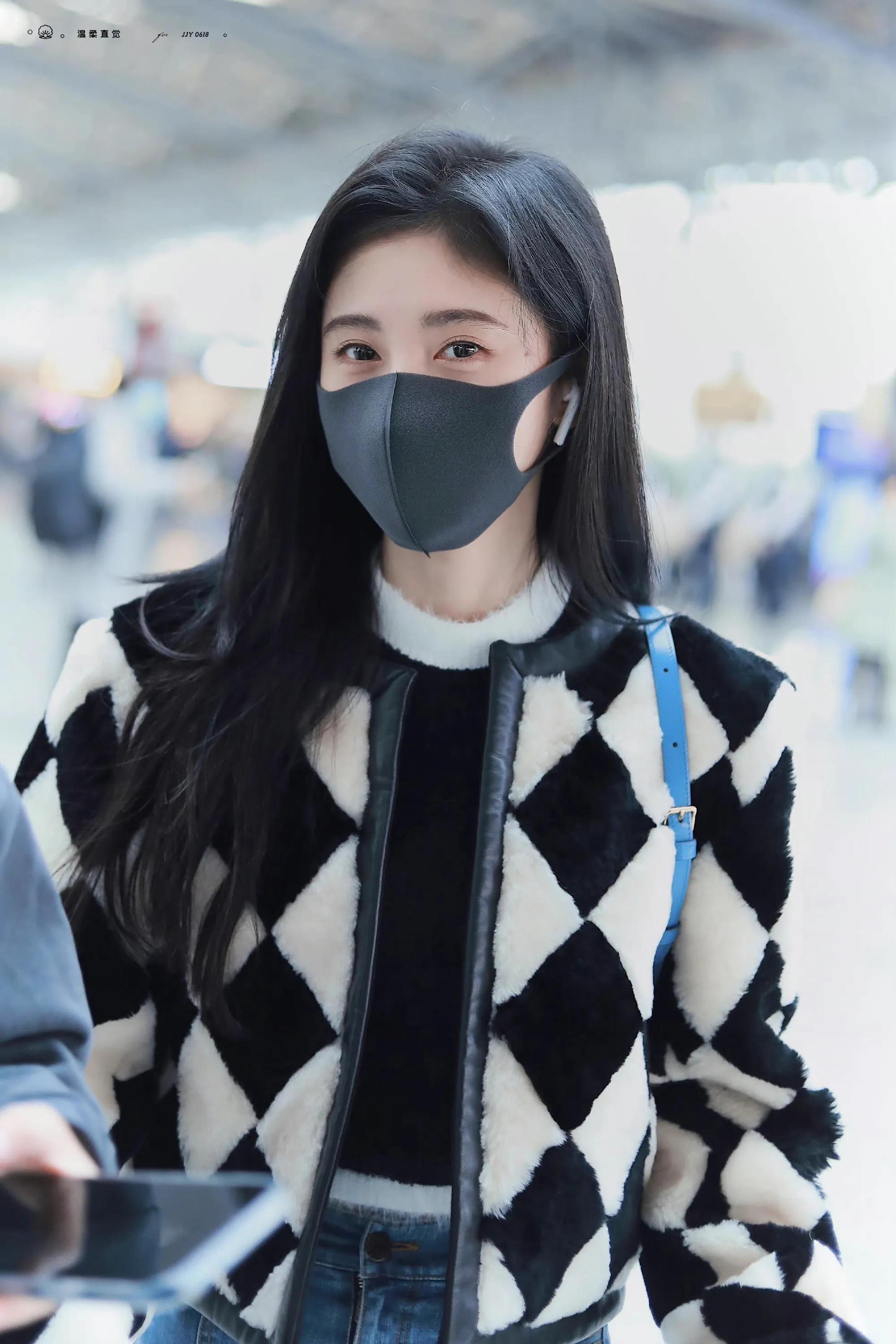 鞠婧祎机场照｜隔着口罩也能看见笑盈盈的脸