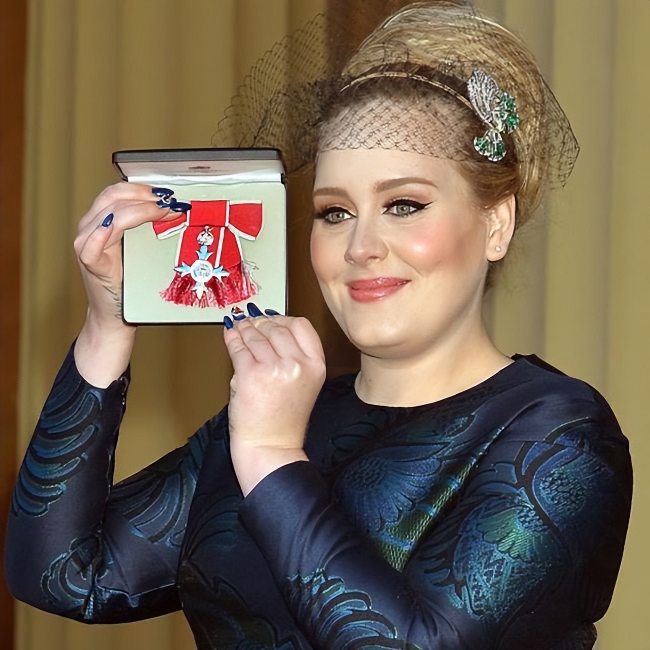 阿黛尔和哈卷拒绝出席白金汉宫音乐会，英媒：确实“怠慢”了