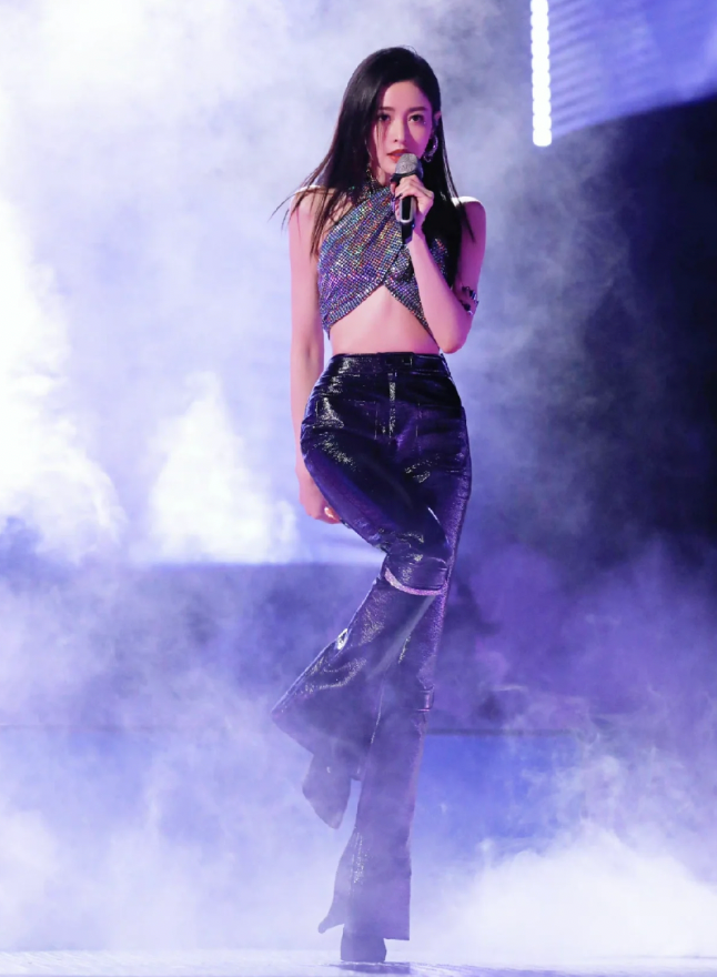 祝绪丹练空中瑜伽好危险，头部朝下满脸涨红，因动作太难狂喊救命