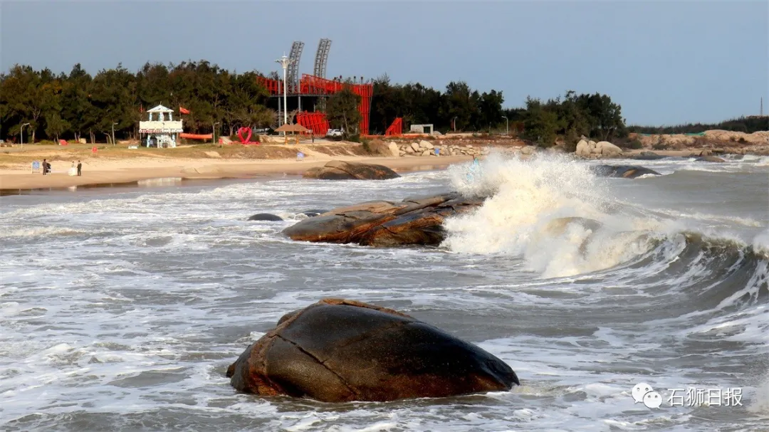 风劲潮涌浪高起，石狮海湾大风歌