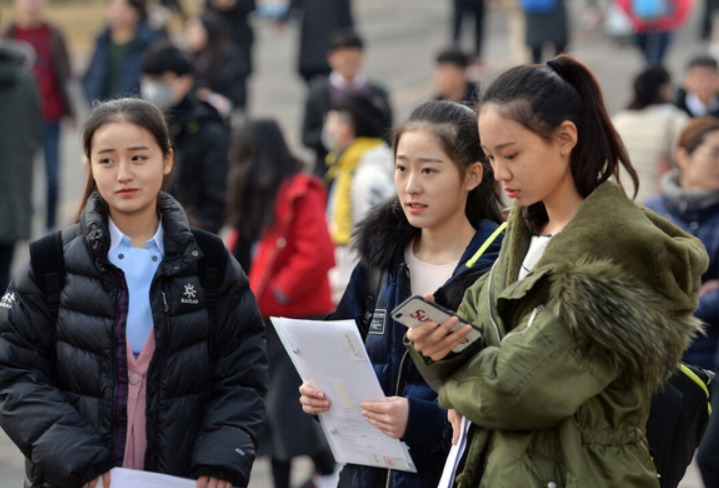 浙江传媒学院艺考现场走红，男生比女生还抢眼，网友直呼大饱眼福
