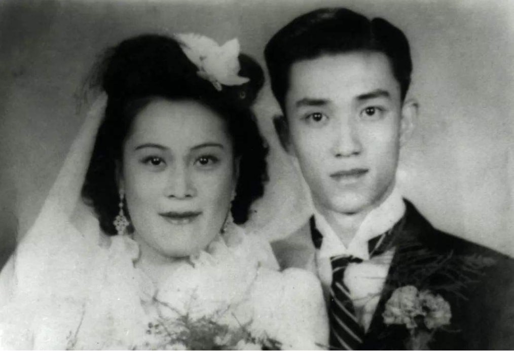 姜文去世追悼会图片(14年了，拿钱大闹谢晋葬礼的刘晓庆，实现照顾他妻儿的承诺了吗？)