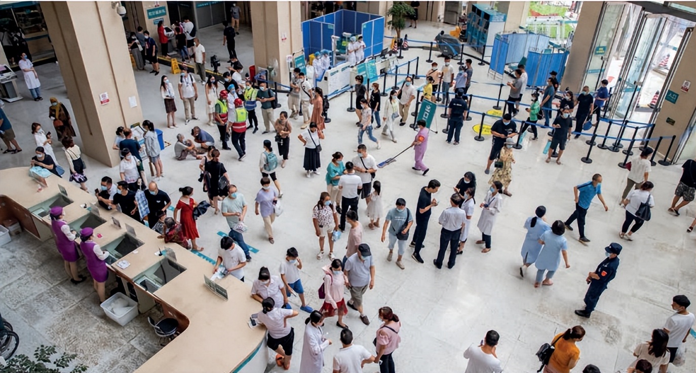 疫情第三年，大医院们还在靠借钱扩建，为什么？|《财经》封面