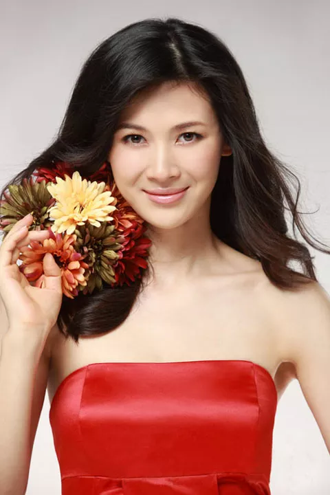 44位明星驾驭的红色服饰典雅大方，由内而外散发出自然的美感