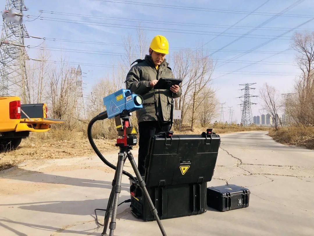国外小伙造激光机器人1小时除草10万株，地毯式“轰炸”，AI识别