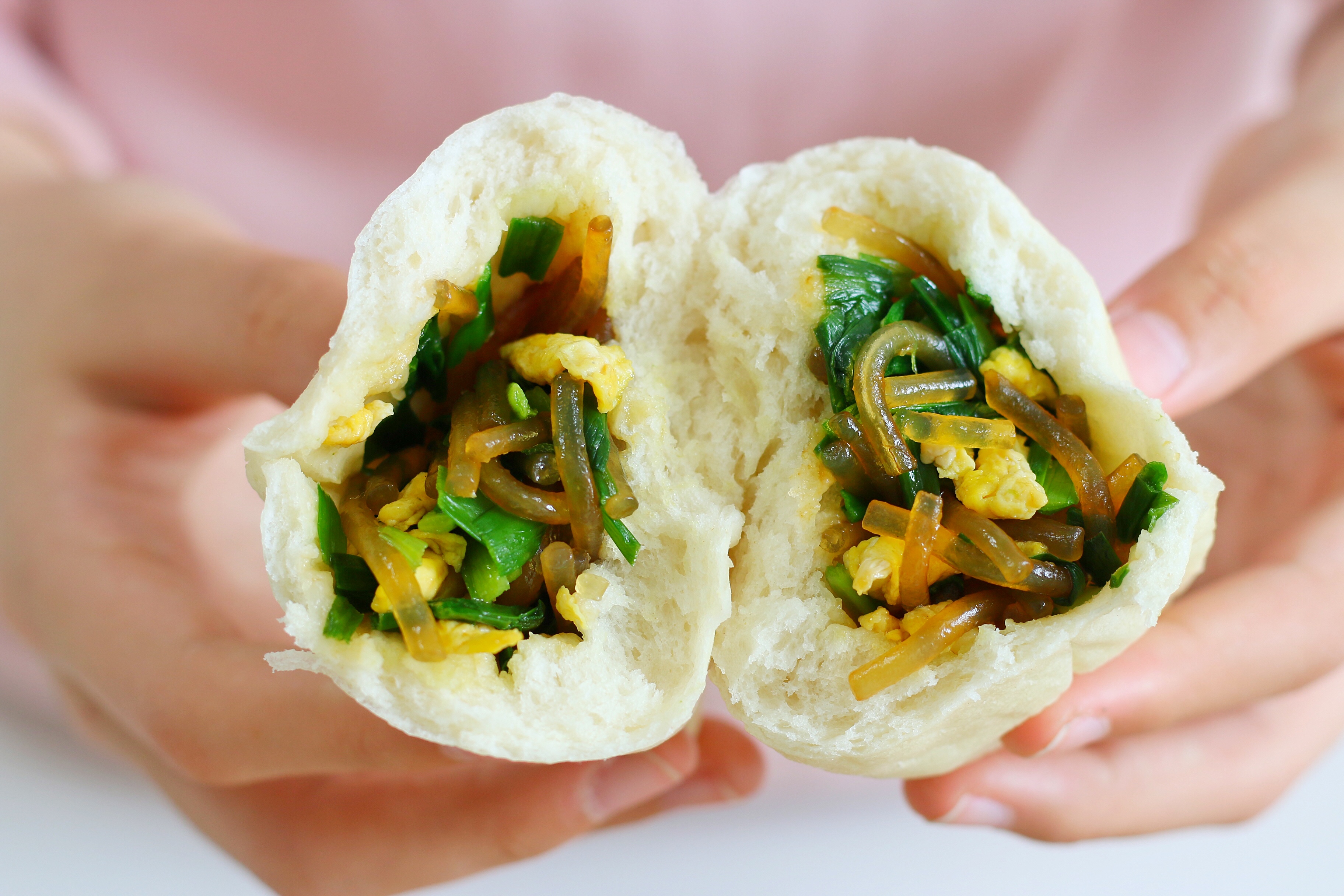 以韭菜粉条鸡蛋素包为例,来教大家怎样蒸出皮儿软馅儿碧绿的韭菜包子