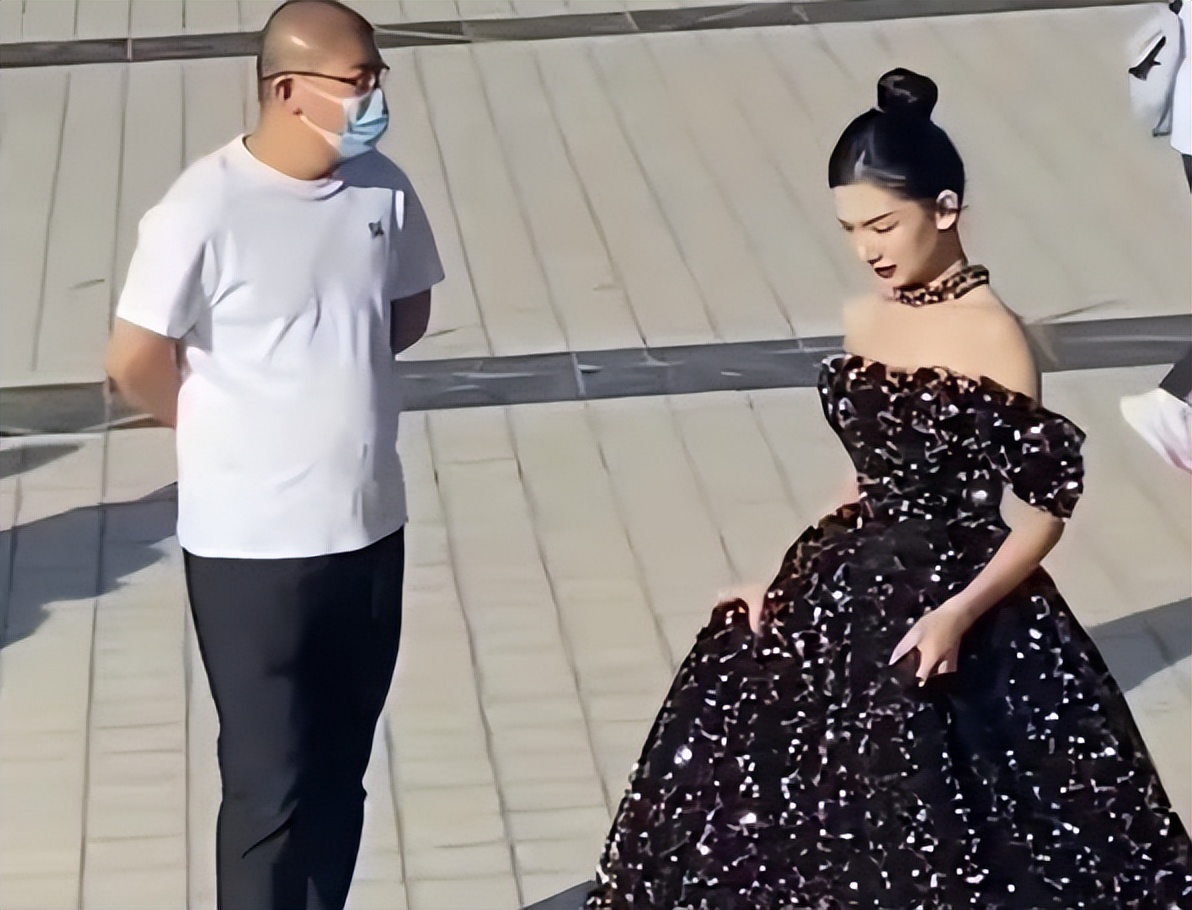 大学运动会举牌女生颜值高，好似迪士尼在逃公主，男生目不转睛