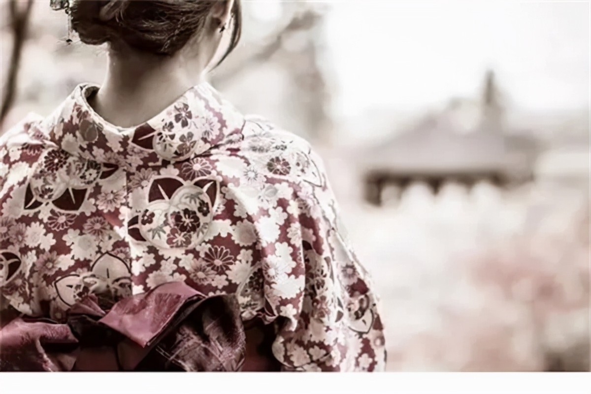 日本烟花女子74岁仍站街，街头60年一直拉客，却备受日本人尊重