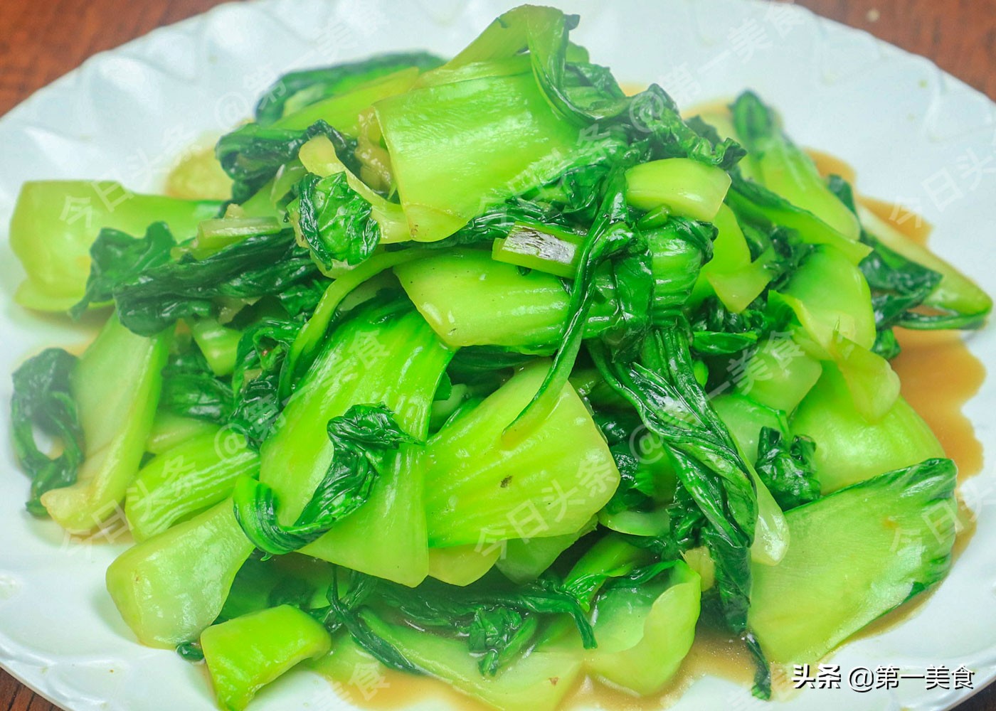 青菜怎么炒翠绿不出水？牢记这“4点”，青菜好看又好吃