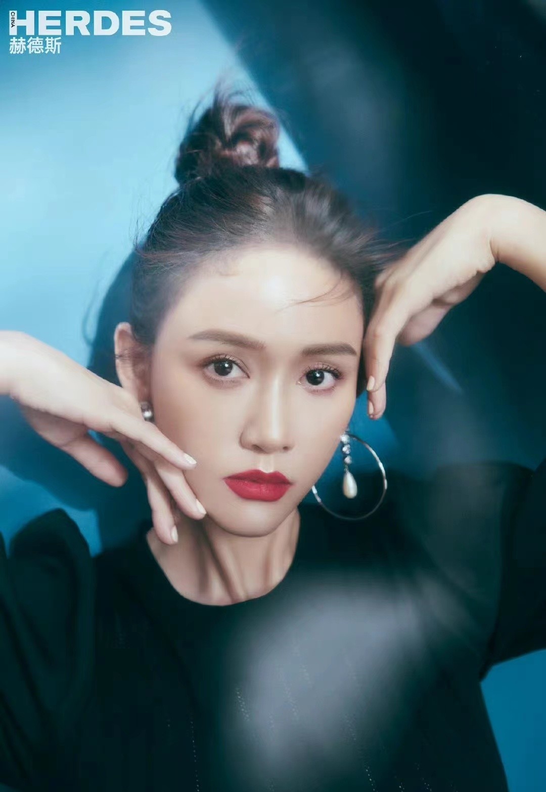 陈乔恩瘦太狠了，剪齐刘海变锥子脸像戴假发，模样大变像换了个人