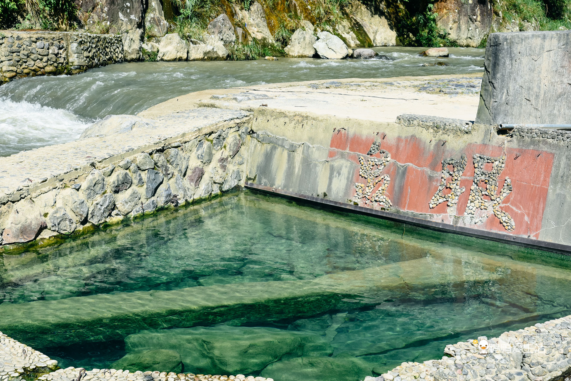 浙江最出名的温泉藏在泰顺华东大峡谷内，常年高热，功效奇特