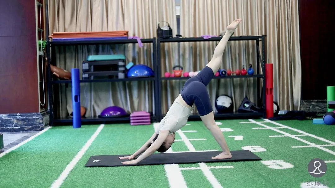 40岁的张歆艺露出双下巴十分夸张，偶像包袱掉了一地