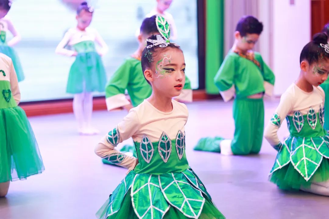 天府新区华阳实验小学举行“童星耀五月·艺术绽花开”群舞比赛