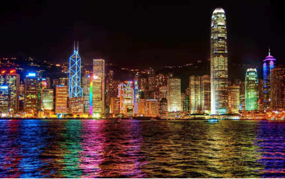 毛主席会见英国贵宾，提到香港问题，指着邓小平：那时是他们的事