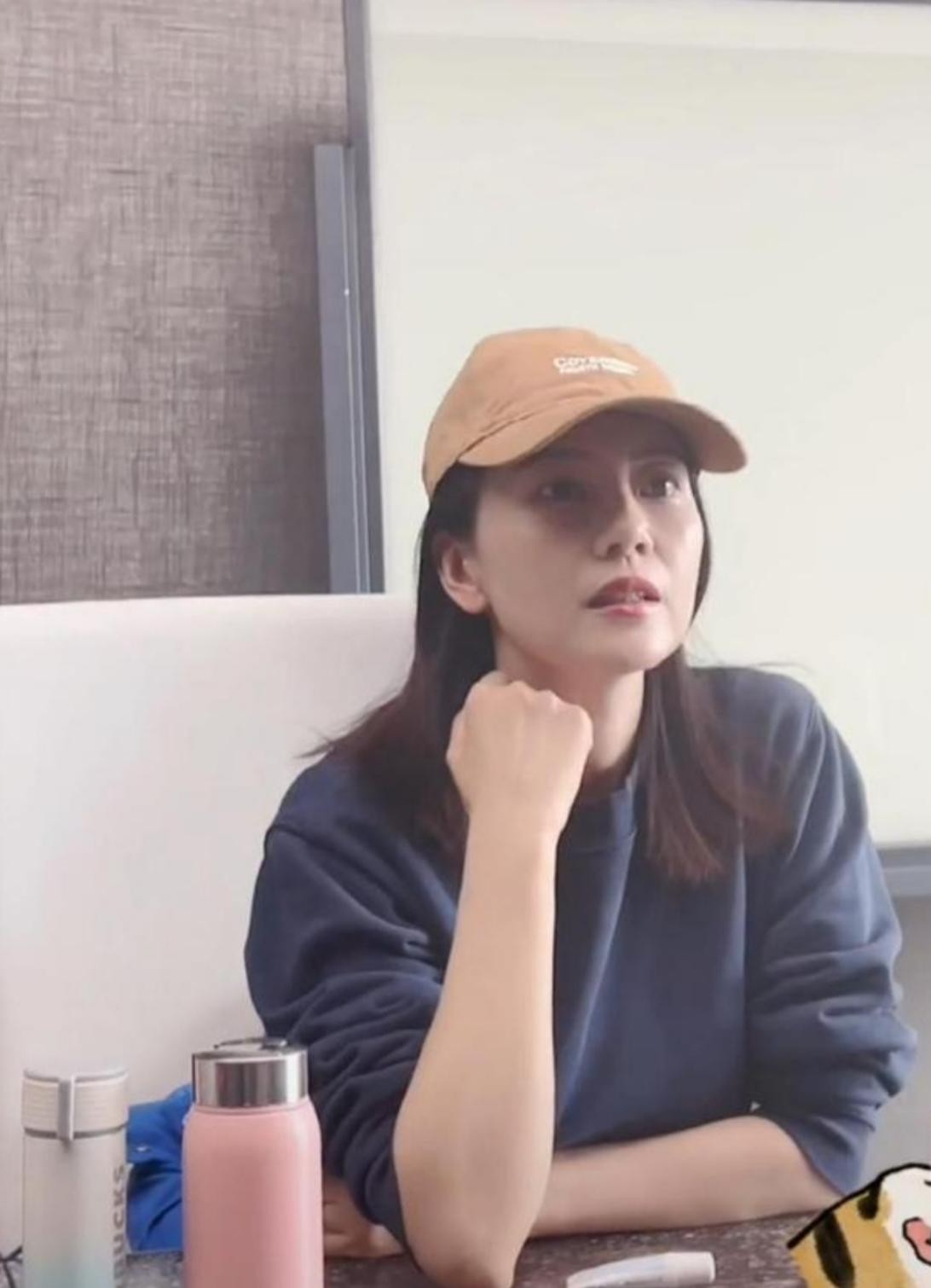 高圆圆现身商演秀性感，肩带拉下露香肩，网友却被女主持人吸引？