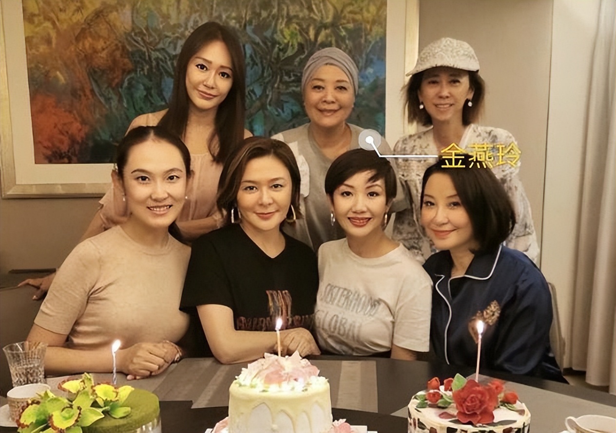 恭喜！知名女星两度抗癌成功宣布复出，满头灰白发出镜略显沧桑