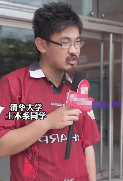 清华校园街头采访走红，出镜学霸造型引热议，网友：一看就很稳重