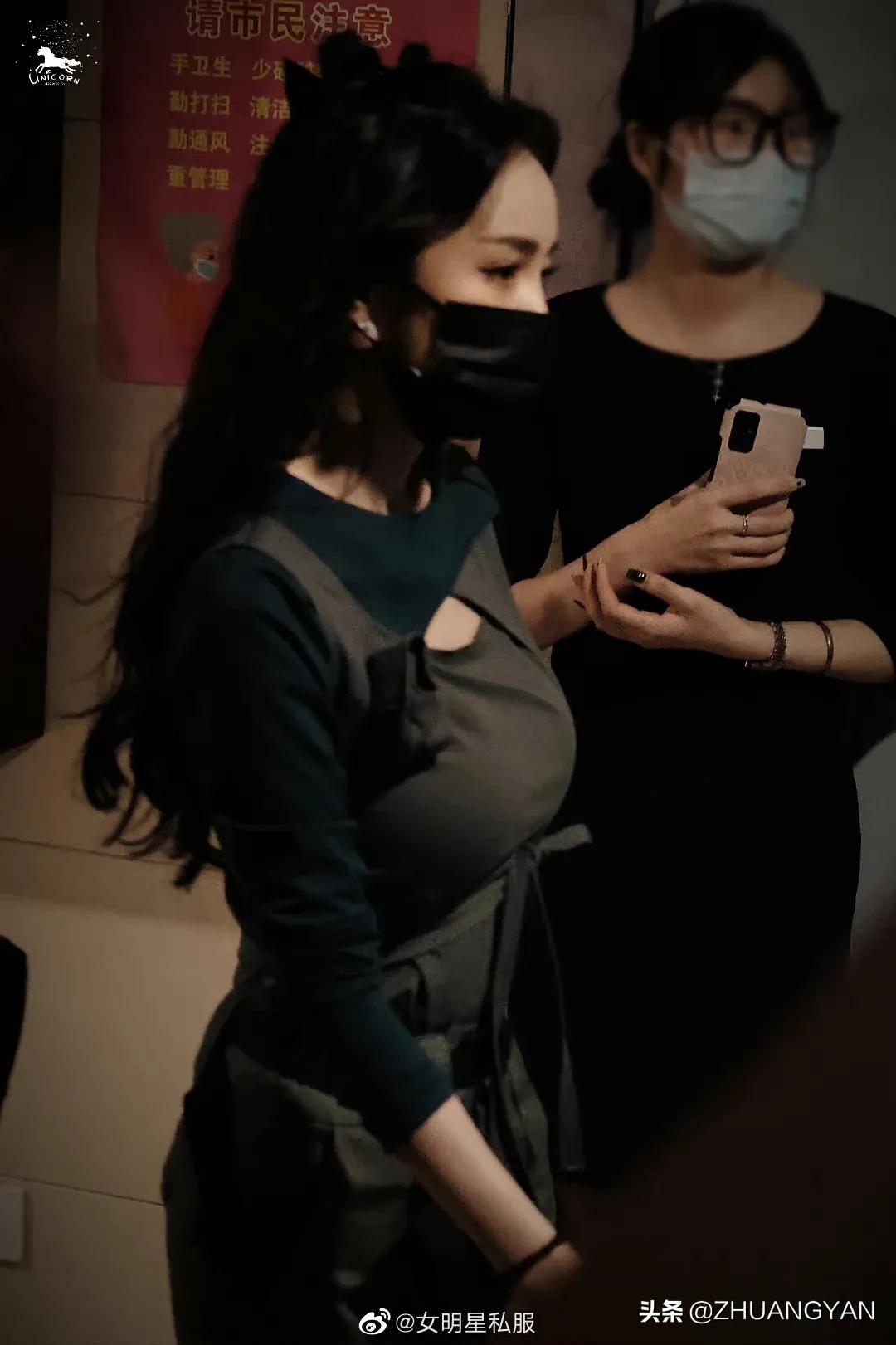 杨幂密室大逃脱的路透照公开，长得美身材辣，走起工装风又甜又酷