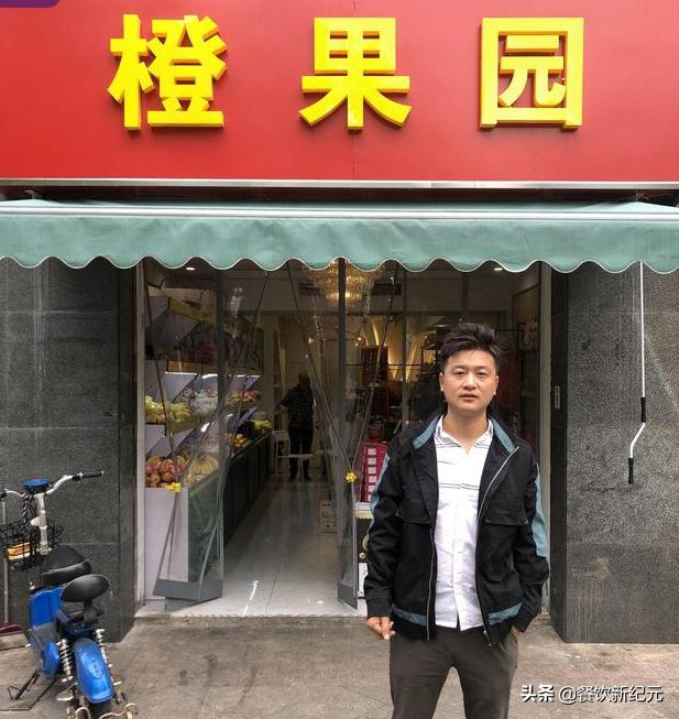 南京，男子开水果店倒闭，为还顾客充值费，一天打三份工还债