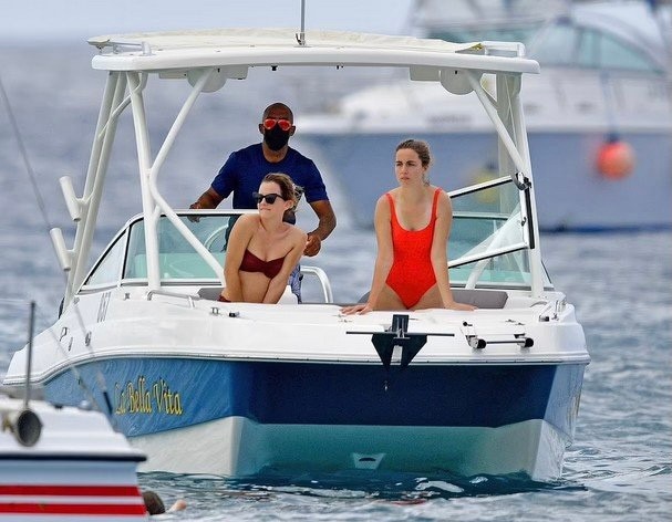 31岁艾玛沃特森海边度假，红色泳衣凸显好身材，网友：女神有点胖