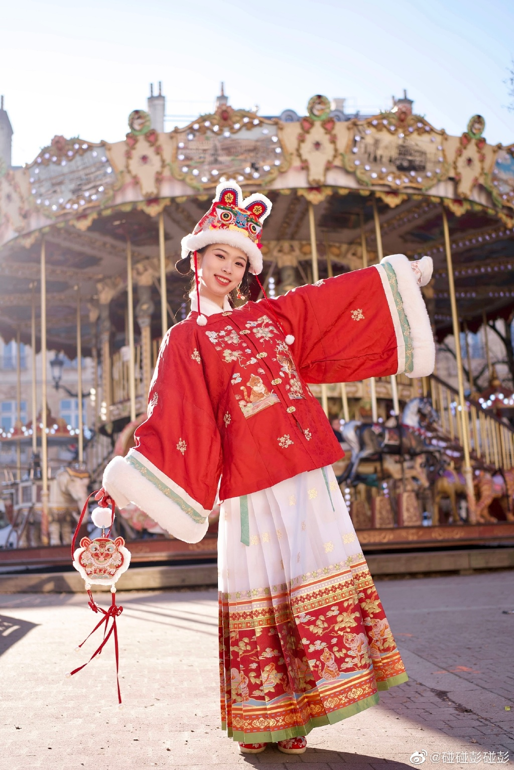 Dior抄袭中国马面裙设计，留学生们发起抗议，要求停止文化挪用