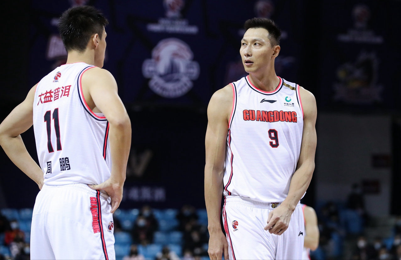 为什么说nba打后卫的都不简单(“传球”是篮球的最高境界，“矮个子”后卫的立足之道)