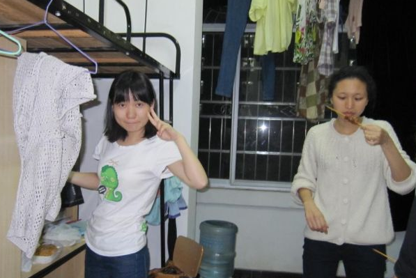 女大学生睡了两年的被褥火了，咋能睡成这样？网友：交朋友的证据