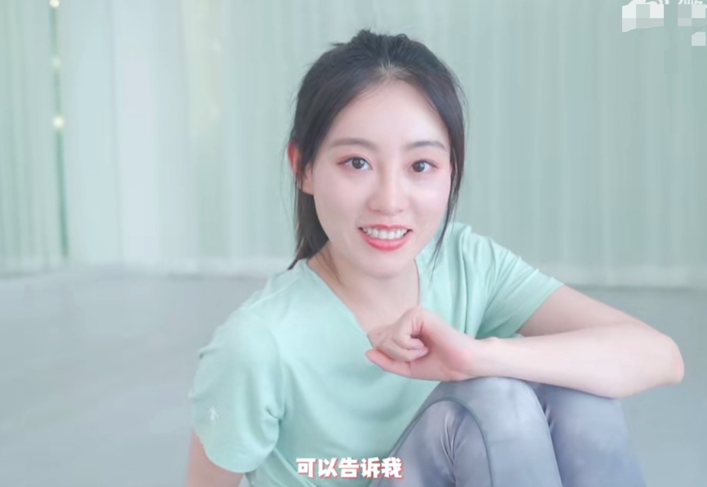 祝绪丹练空中瑜伽好危险，头部朝下满脸涨红，因动作太难狂喊救命