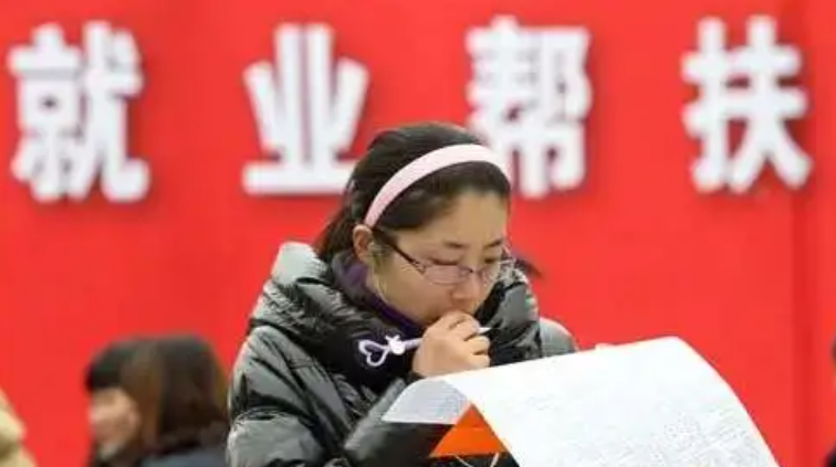 刚毕业就超龄了？应届生因超24岁被国企解约，大学生：太畸形了