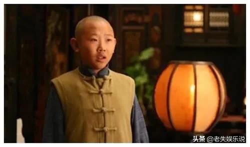 他才是真正的“不老男神”，34岁还在演孩子，娶妻被嘲似两代人