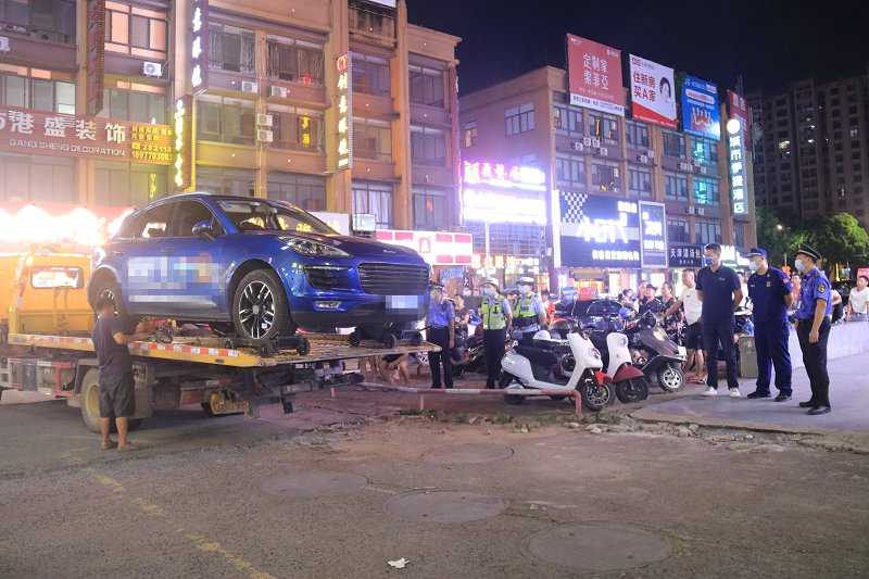 广西防城港消防联合多部门清查占用消防车通道隐患