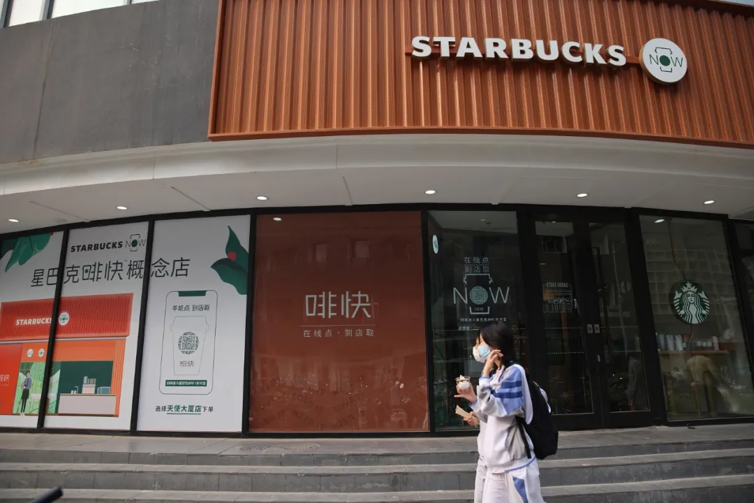 价格拼不过瑞幸,品质拼不过精品咖啡,星巴克会被年轻人抛弃吗?