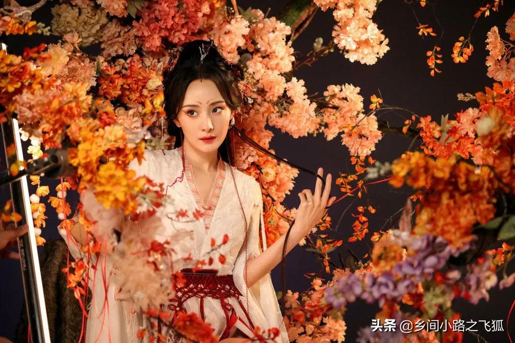 今日《狐妖小红娘月红篇》正式官宣，杨幂饰演山红红花絮照来了