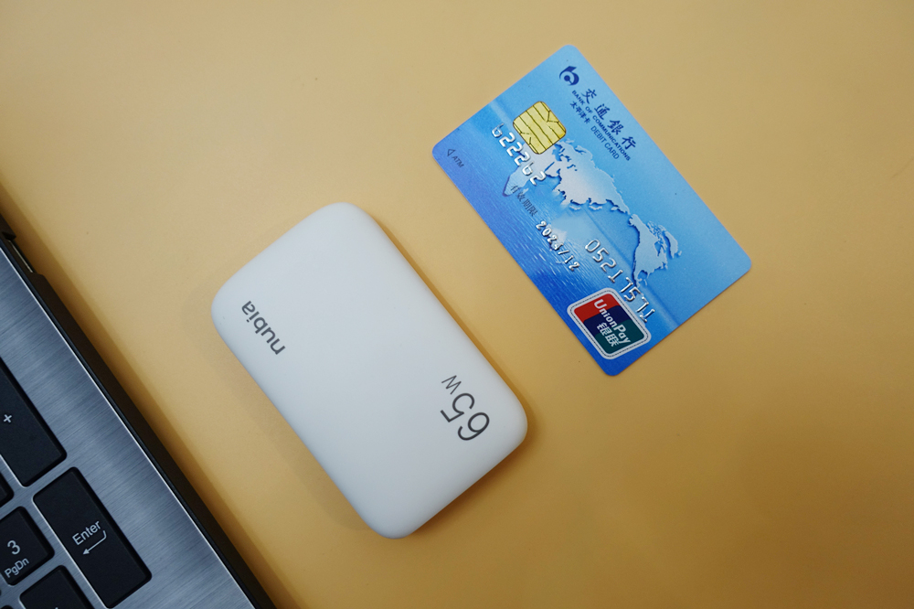 双口超薄氮化镓，轻薄担当！努比亚大白65W超薄氮化镓充电器体验