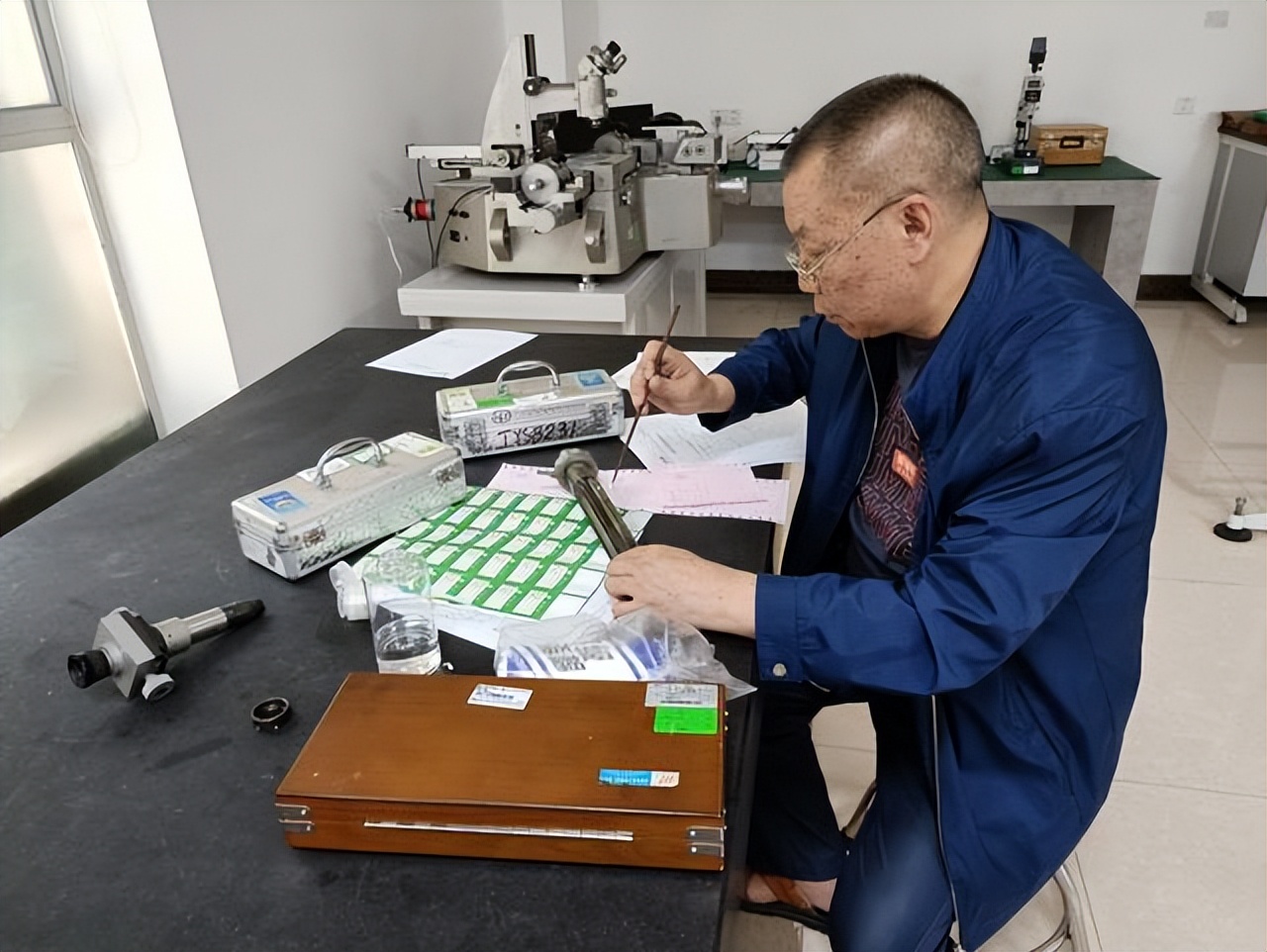华准计量技术副总工陈永康现场讲解万能测长仪操作流程及维修保养