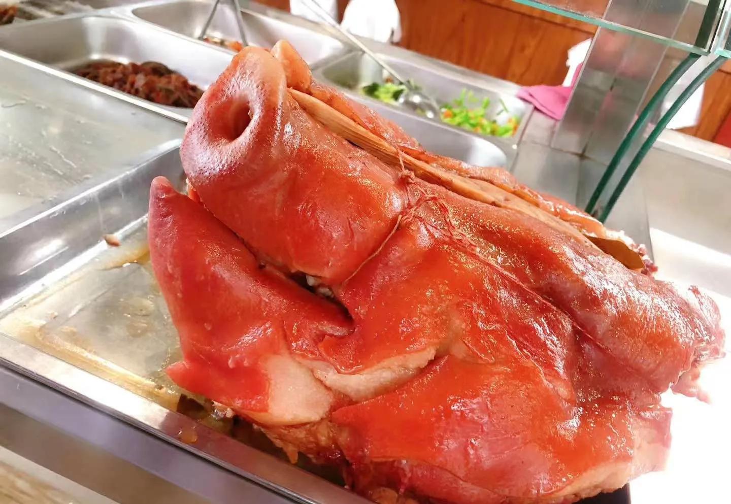 为什么中国人爱吃猪头肉？只有路边熟食店能买到，餐厅却少有经营