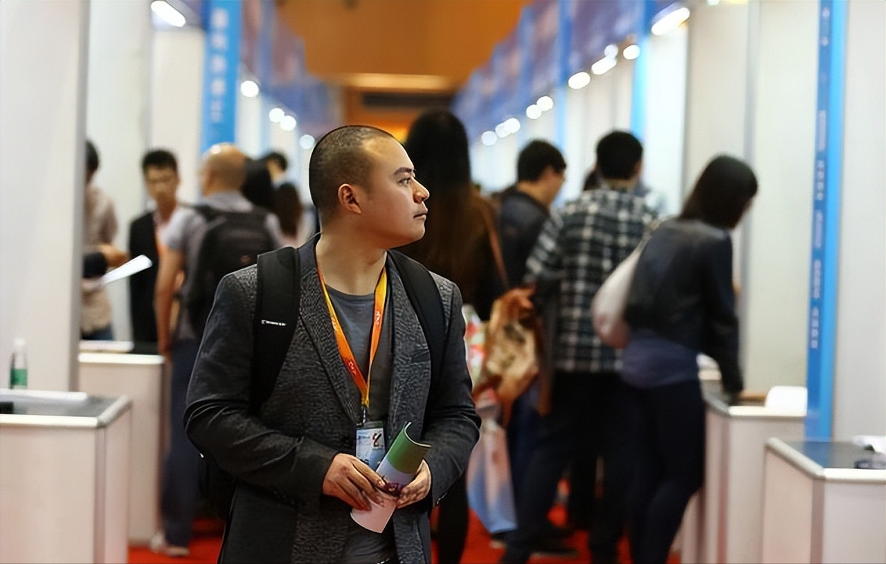 河南大学拟聘辅导员名单公布，95年北大博士抢镜，网友：太屈才了