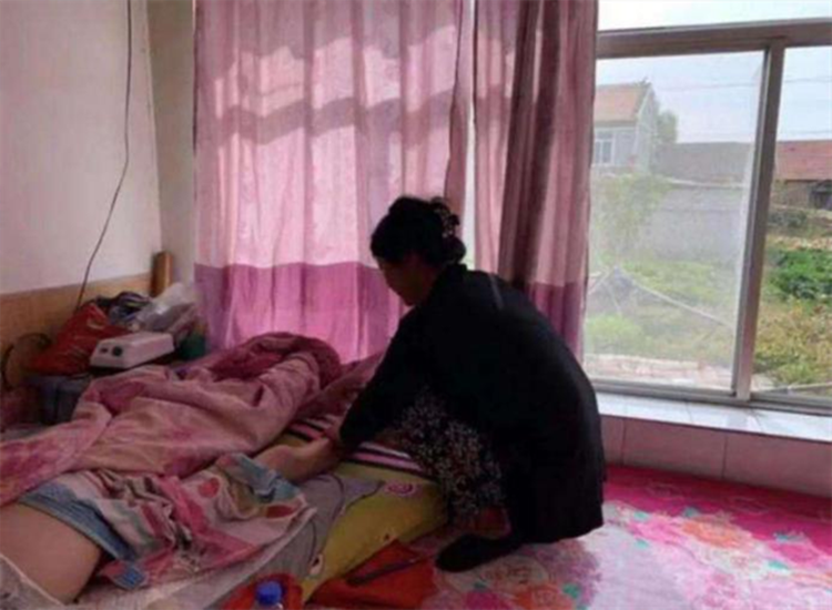 父母双亡，哥哥瘫痪，辽宁女孩不离不弃照顾27年，55岁至今未嫁