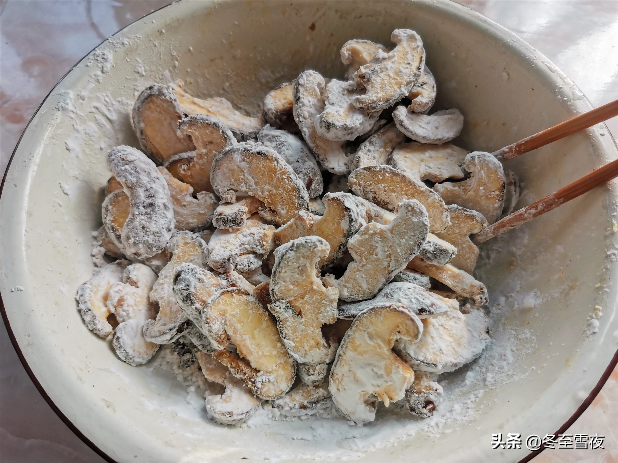 炸香菇教你這樣做，不用焯水，做出的香菇外酥里嫩，比吃肉還香